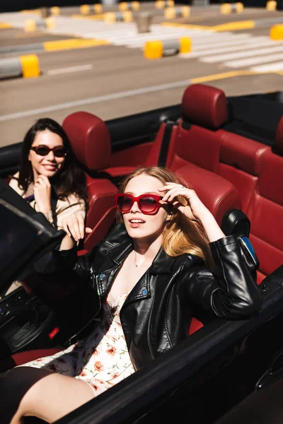 Menina Bonita Óculos Sol Sonhadoramente Olhando Câmera Dirigindo Carro Cabriolet — Fotografia de Stock