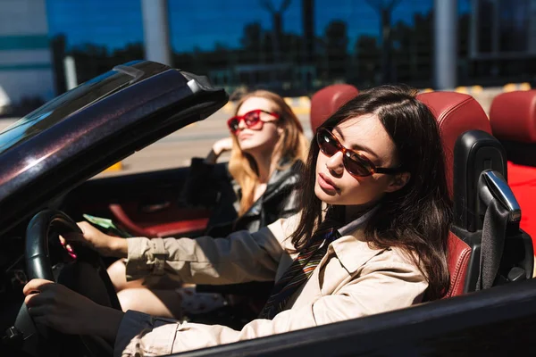 Piękna Dziewczyna Okulary Sennie Jazdy Samochodem Cabriolet Koleżanki Pobliżu Ulicach — Zdjęcie stockowe