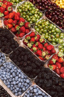 Çeşitli modern bakkal güzel lezzetli taze meyve ile stand up kapatın