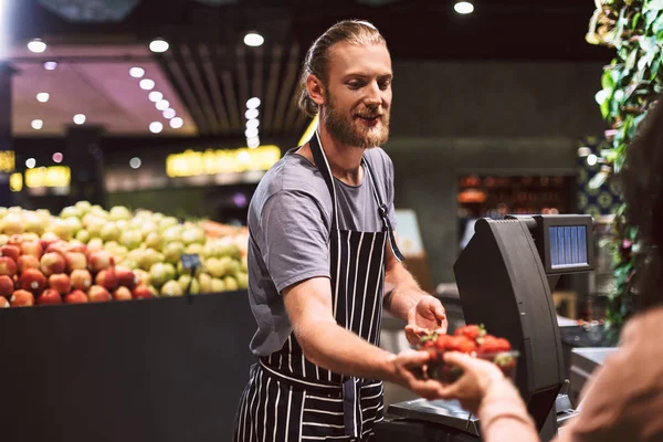 Vendeur Souriant Tablier Rayé Derrière Comptoir Donnant Des Fraises Rêve — Photo