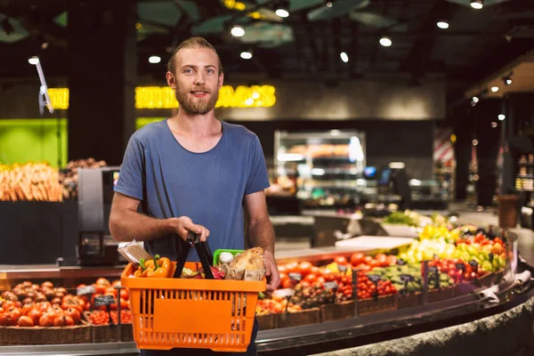 Genç Gülümseyen Adam Sersem Kamera Modern Süpermarket Elinde Tutarak Sepet — Stok fotoğraf