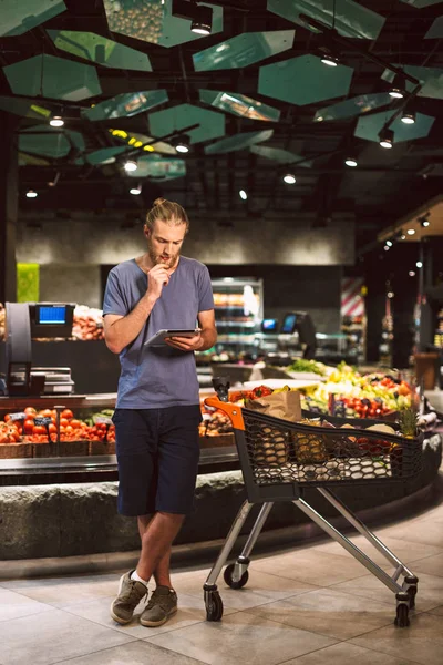 Jonge Man Met Trolley Koffer Vol Producten Zorgvuldig Met Behulp — Stockfoto