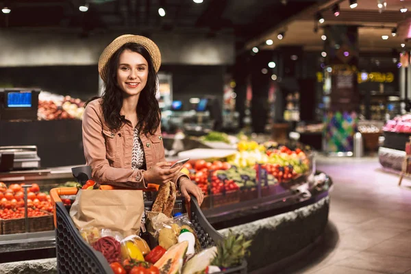 Arabası Sevinçle Kamera Seyir Modern Süpermarket Elinde Cep Telefonu Ile — Stok fotoğraf