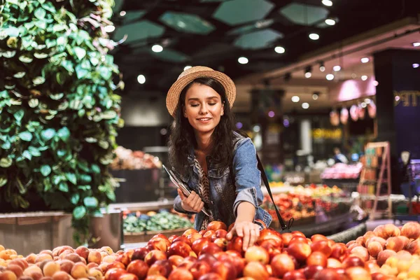 Menina Sorridente Bonita Chapéu Feliz Escolher Pêssegos Supermercado Moderno — Fotografia de Stock