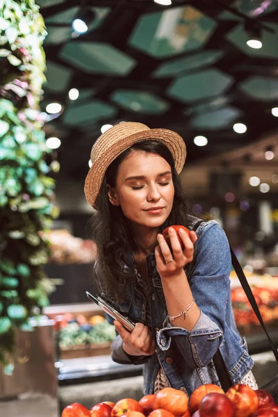 Menina Bonita Chapéu Sonhadoramente Fechar Olhos Escolhendo Pêssegos Supermercado Moderno — Fotografia de Stock