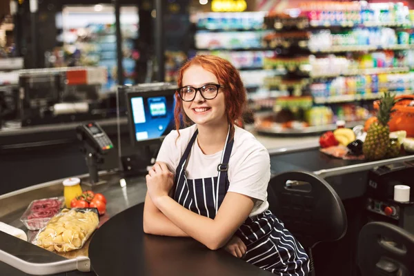 Gözlük Çizgili Önlük Mutlu Modern Süpermarkette Çalışan Kamera Seyir Oldukça — Stok fotoğraf