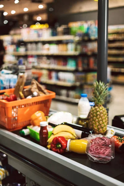 Menutup Keranjang Belanja Dan Produk Meja Kasir Supermarket Modern — Stok Foto