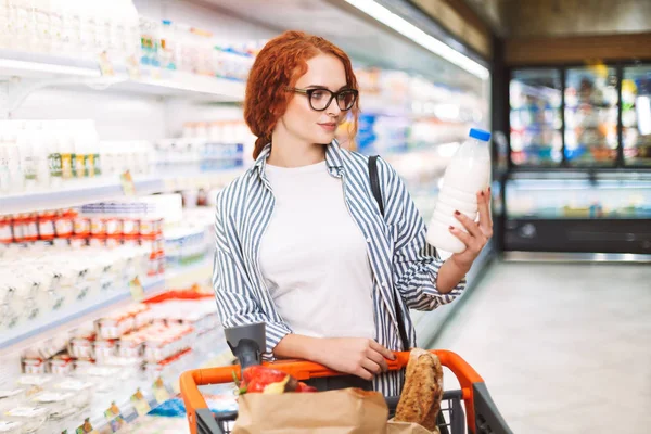 Mooi Meisje Brillen Gestreepte Shirt Met Trolley Koffer Vol Producten — Stockfoto