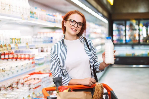 Glad Flicka Glasögon Och Randig Skjorta Med Shopping Cart Glatt — Stockfoto