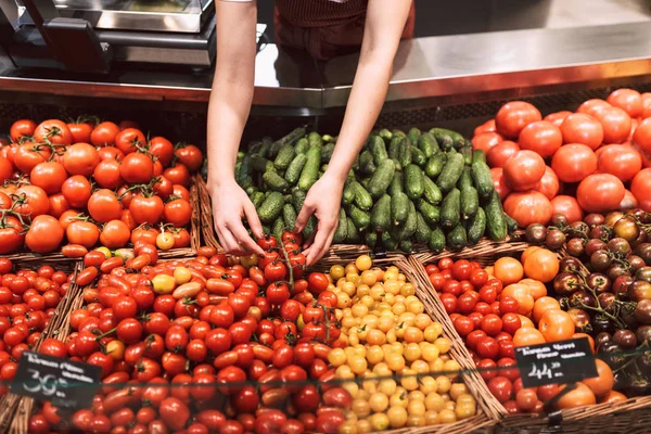 Közelről Állvány Különféle Friss Zöldség Modern Szupermarket — Stock Fotó