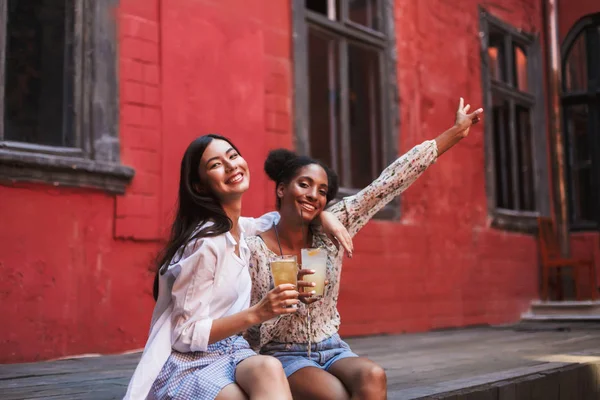 Cantik Tersenyum Gadis Gadis Dengan Koktail Tangan Riang Melihat Kamera — Stok Foto