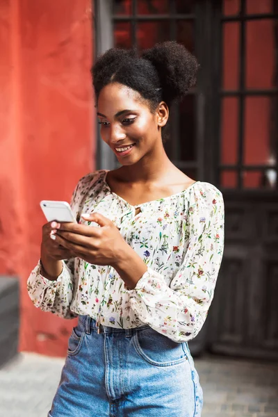 Ganska Leende Afrikansk Flicka Blus Och Denim Kjol Drömmande Använder — Stockfoto