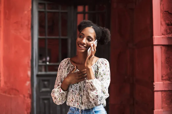 Χαρούμενα Αφρικής Κορίτσι Μπλούζα Μιλάει Στο Κινητό Ψάχνει Ευτυχώς Στην — Φωτογραφία Αρχείου