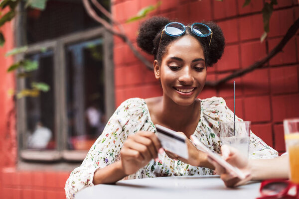 Smiling African Girl Blouse Sunglasses Head Happily Holding Credit Card — Stock Photo, Image