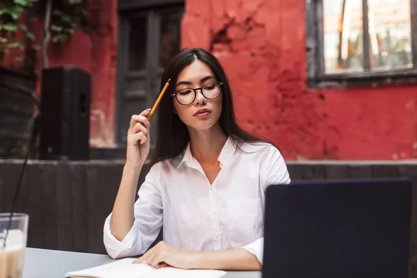 Menina Bonita Com Cabelo Escuro Camisa Branca Óculos Cuidadosamente Trabalhando — Fotografia de Stock