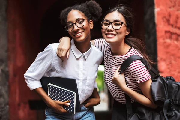 Két Szép Mosolygó Lányok Szemüvegek Laptop Boldogan Néz Kamera Kültéri — Stock Fotó