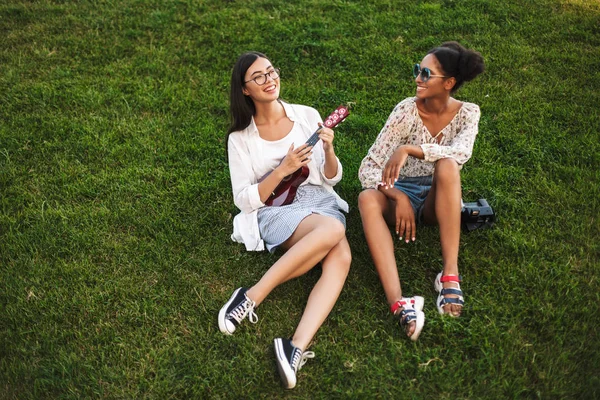 Due Belle Ragazze Sorridenti Con Poca Chitarra Macchina Fotografica Polaroid — Foto Stock