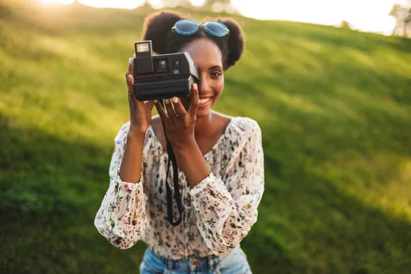 Красивая Африканская Девушка Счастливо Фотографирует Поляроидную Камеру Проводя Время Парке — стоковое фото