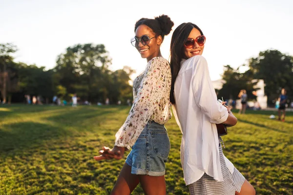 Belle Ragazze Occhiali Sole Felicemente Alla Ricerca Macchina Fotografica Suonare — Foto Stock