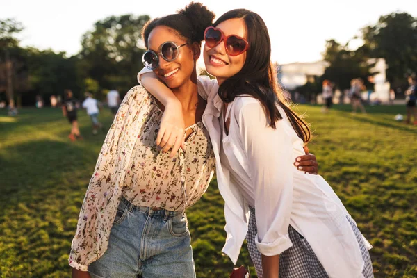 Due Belle Ragazze Occhiali Sole Amichevoli Che Abbracciano Felicemente Cercando — Foto Stock