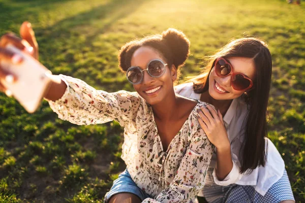 Schöne Lächelnde Mädchen Mit Sonnenbrille Die Freudig Auf Dem Gras — Stockfoto