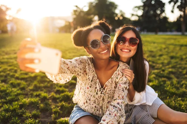 Belle Ragazze Gioiose Occhiali Sole Seduti Sull Erba Felicemente Scattare — Foto Stock