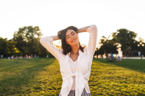 Muito Sorrindo Asiático Menina Branco Camisa Sonhadoramente Fechar Olhos Feliz — Fotografia de Stock