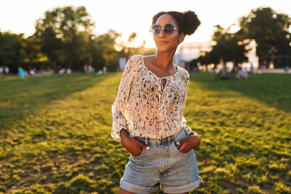 Young Beautiful African Woman Sunglasses Dreamily Looking Camera Spending Time — Stock Photo, Image