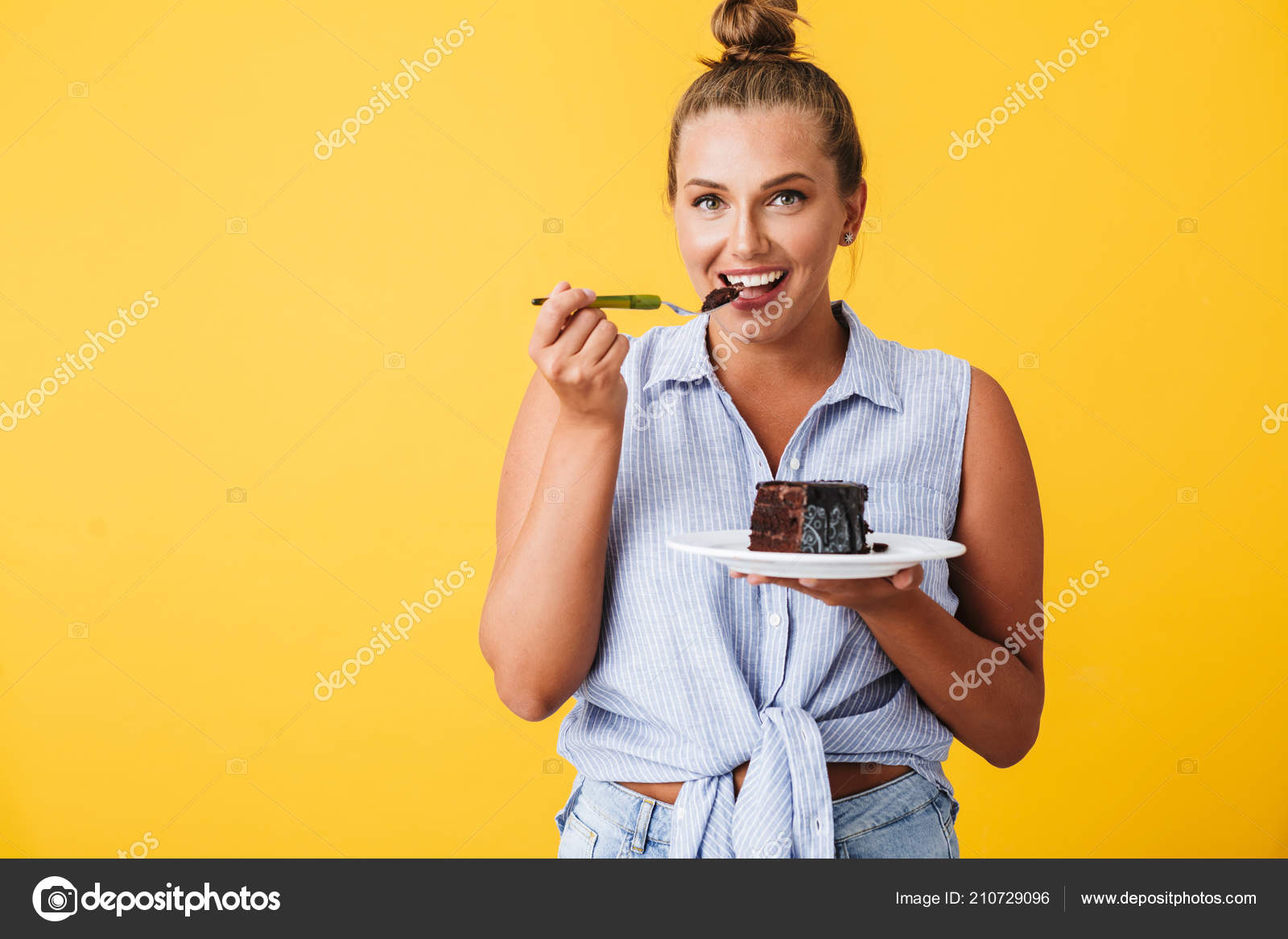 Tomat Infrarød korrekt Young Smiling Woman Shirt Happily Looking Camera Eating Chocolate Cake  Stock Photo by ©Garetsworkshop 210729096