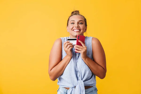 Young Joyful Woman Shirt Happily Looking Camera Credit Card Cellphone — Stock Photo, Image