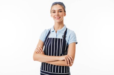 Güzel gülümseyen kadın aşçı çizgili önlük ve sersem fotoğraf makinesindeki beyaz arka plan üzerinde katlanmış silah ile seyir kap