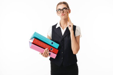 Genç kadın siyah yelek ve şakacı elinde beyaz arka plan üzerinde renkli klasörler ve kalem tutan gözleri haddeleme gözlük
