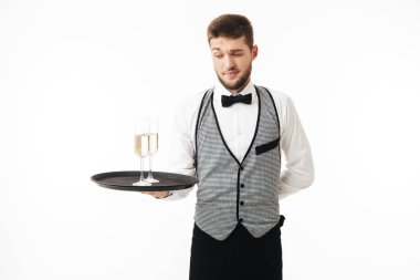 Düşünceli tepsi bardak şampanya ile beyaz arka plan üzerinde seyir üniformalı genç garson