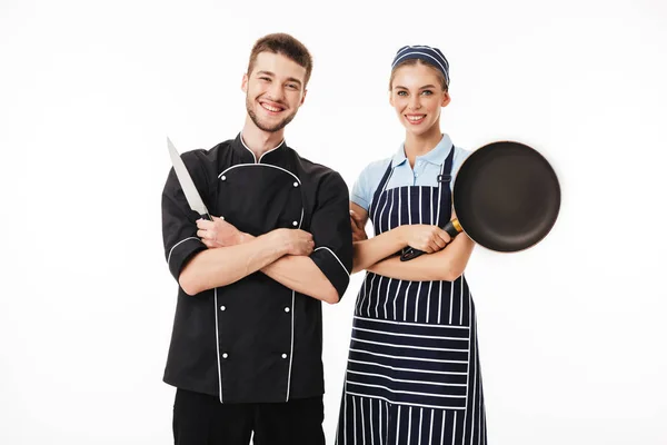 여자에 칼으로 유니폼에 젊은이 요리사 스트라이프 앞치마 요리와 보이는 카메라에 — 스톡 사진
