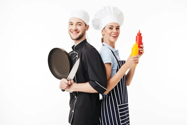 젊은이 칼으로 유니폼에 요리사와 케첩과 보이는 카메라에 줄무늬 앞치마 — 스톡 사진