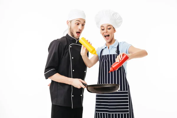 요리사 그것에 케첩과 겨자의 스트라이프 앞치마에 요리사 유니폼 — 스톡 사진