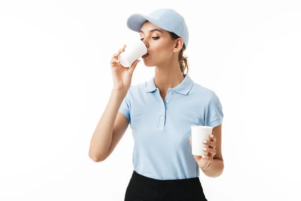 Jonge Mooie Vrouw Blauwe Polo Shirt Cap Drinken Vanaf Wegwerp — Stockfoto