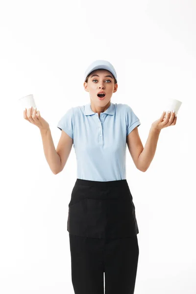 Junge Frau Blauem Polo Shirt Und Mütze Einwegbecher Der Hand — Stockfoto