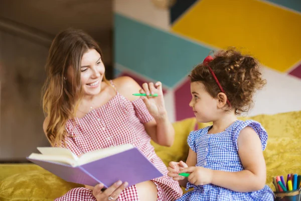 Hermosa Madre Sonriente Con Pequeña Hija Linda Leyendo Alegremente Libro — Foto de Stock