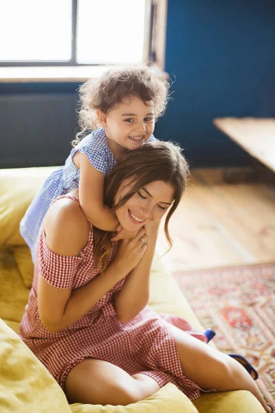 Hermosa Niña Con Pelo Rizado Oscuro Felizmente Abrazar Madre Pasar — Foto de Stock