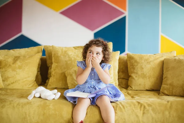 Linda Niña Con Pelo Rizado Oscuro Vestido Azul Con Libro — Foto de Stock