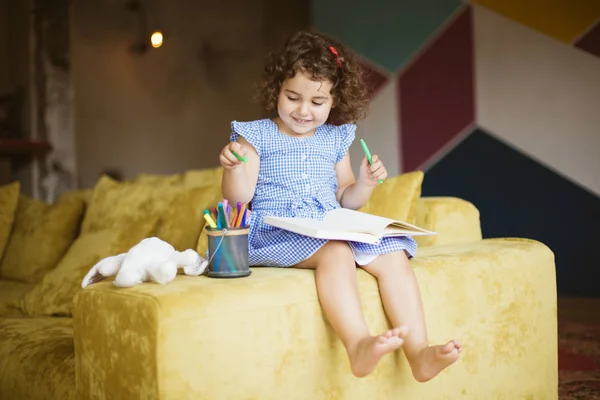 Leende Flicka Med Mörkt Lockigt Hår Blå Klänning Med Boken — Stockfoto