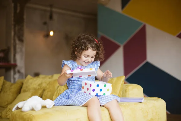 Alegre Niña Con Pelo Rizado Oscuro Vestido Azul Felizmente Apertura — Foto de Stock