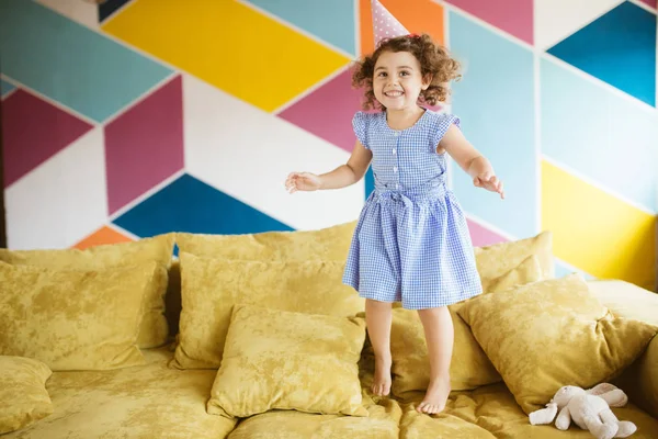 Bastante Alegre Niña Con Pelo Rizado Oscuro Vestido Azul Gorra — Foto de Stock