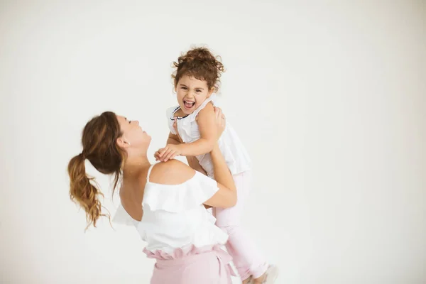 Jovem Mãe Segurando Mãos Pequena Filha Bonito Que Alegremente Olhando — Fotografia de Stock