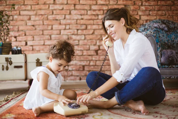 Joven Madre Sonriente Pequeña Hija Bonita Jugando Con Teléfono Retro — Foto de Stock