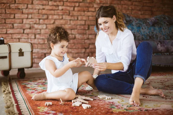 Joven Madre Sonriente Pequeña Hija Alegre Jugando Felizmente Con Juguetes — Foto de Stock