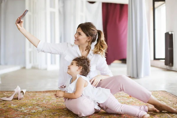 Joven Madre Sonriente Linda Hija Pequeña Tomando Fotos Alegremente Teléfono — Foto de Stock