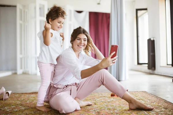 Alegre Madre Linda Hija Pequeña Felizmente Tomar Fotos Teléfono Celular — Foto de Stock