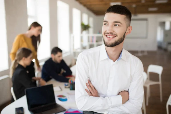 Joven Hombre Sonriente Con Barba Camisa Blanca Felizmente Mirando Lado — Foto de Stock